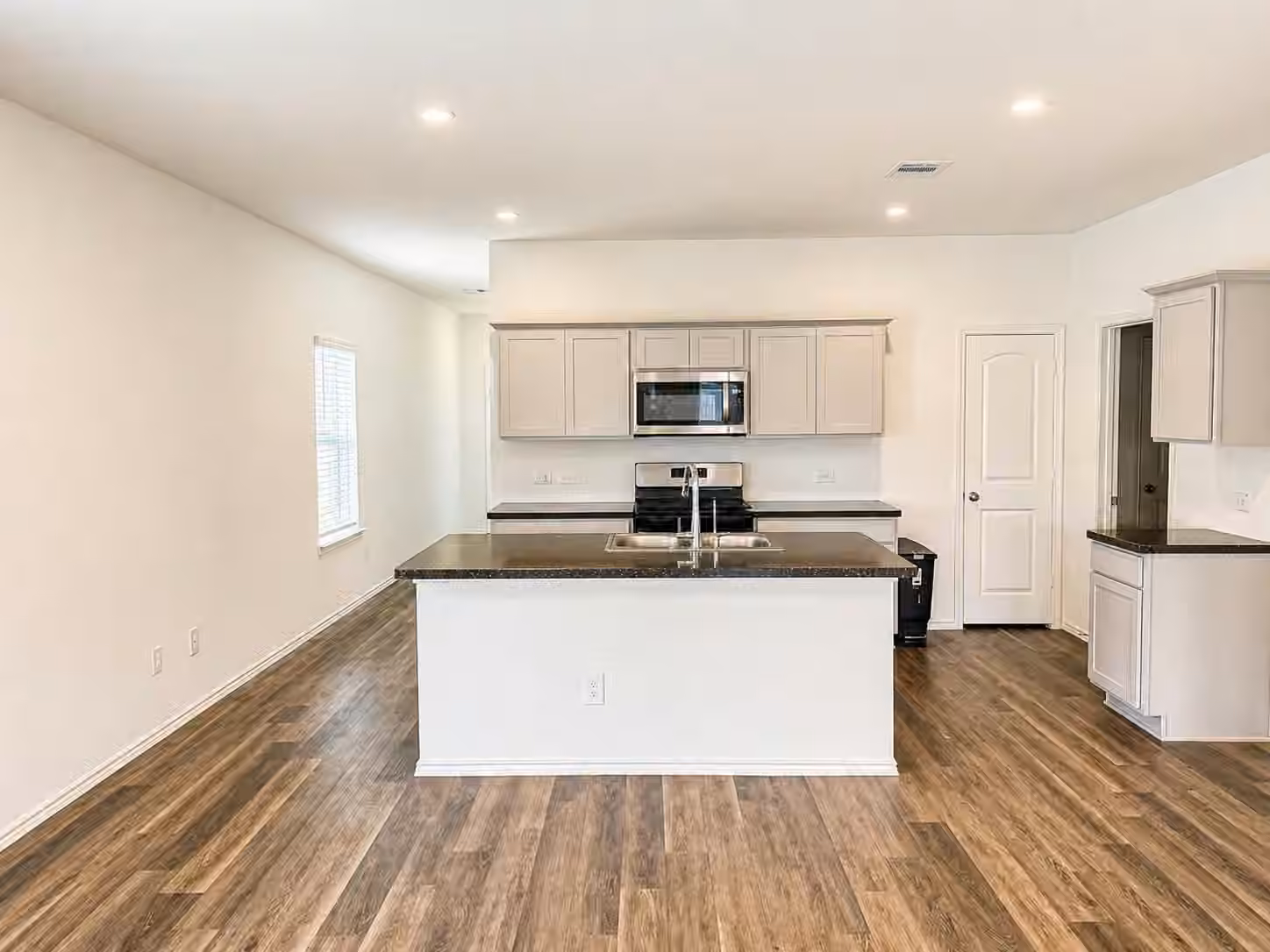 Photo 6 of 5218 Mossdale Bluff Lane, Spring, TX