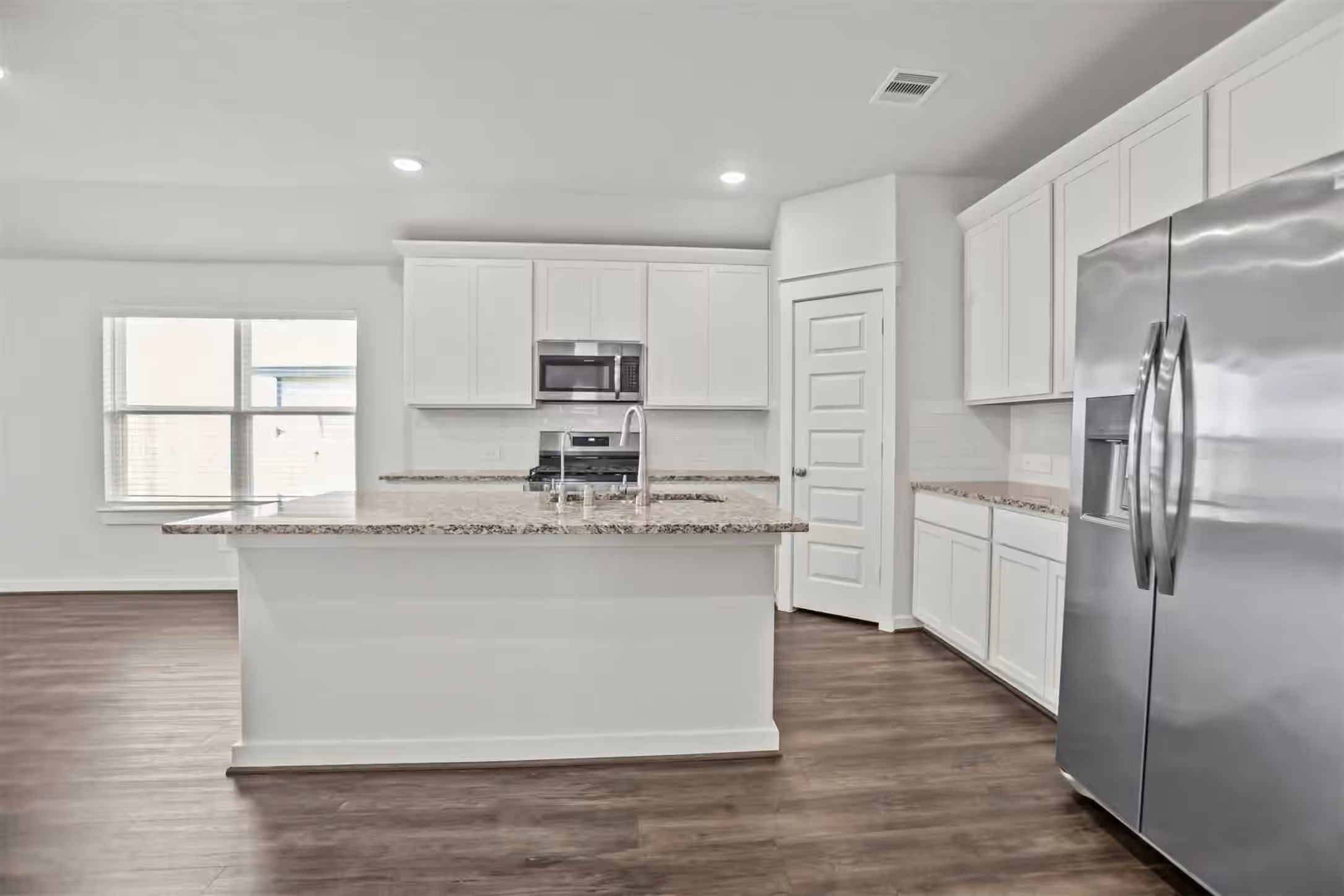 Photo 4 of 30290 Kingston Heath Drive, Cleveland, TX