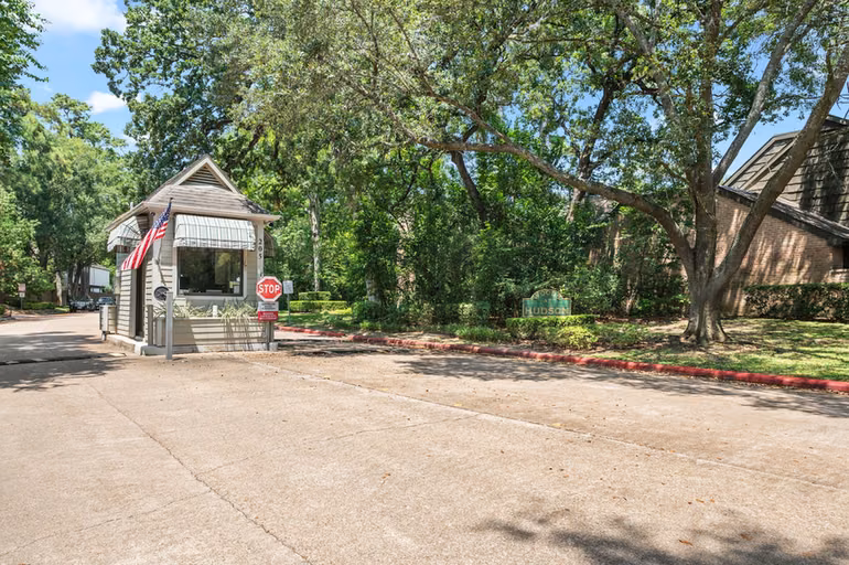 Photo 2 of 294 Sugarberry Circle, Houston, TX
