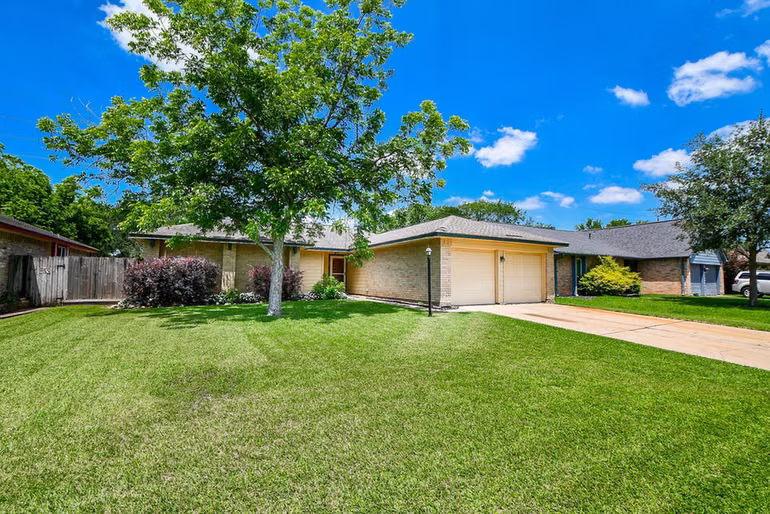 Photo 2 of 931 Mayweather Lane, Richmond, TX