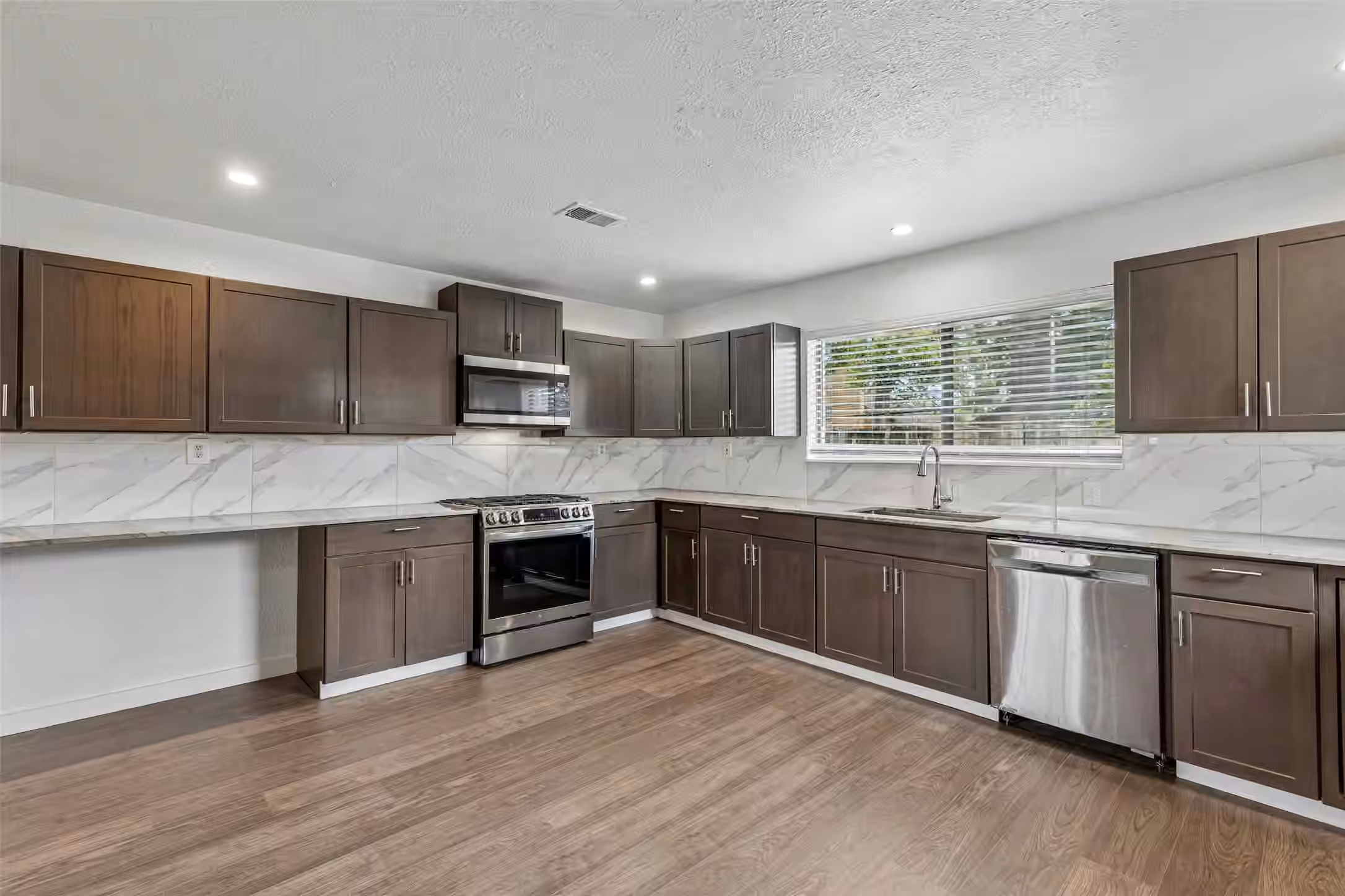 Photo 7 of 5811 Birchmont Drive, Houston, TX 77092
