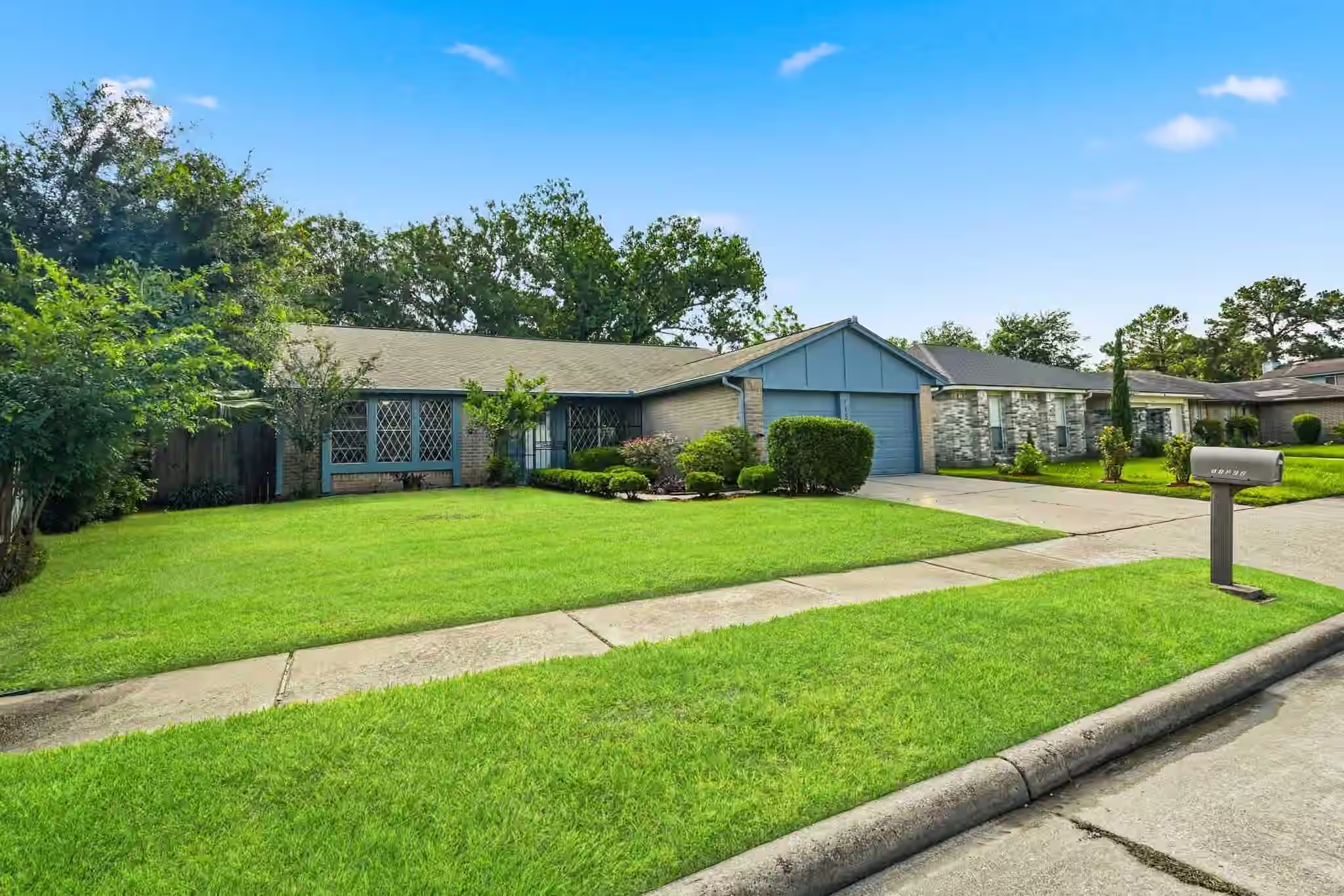 Photo 2 of 11322 Yorklyn Drive, Houston, TX