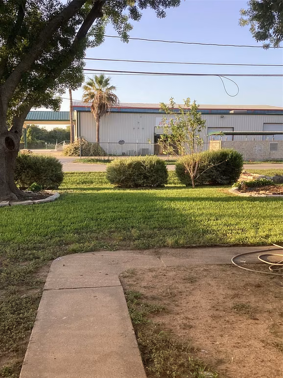 Photo 3 of 114 E Palm Street, Fresno, TX