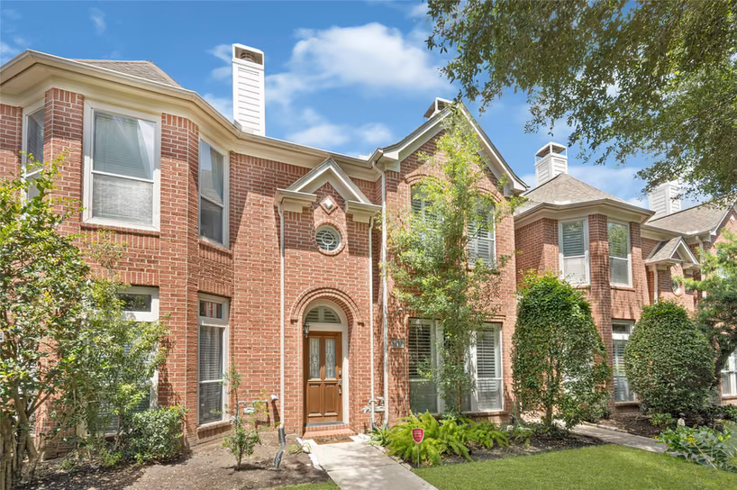 Photo 2 of 711 W Heights Hollow Lane, Houston, TX