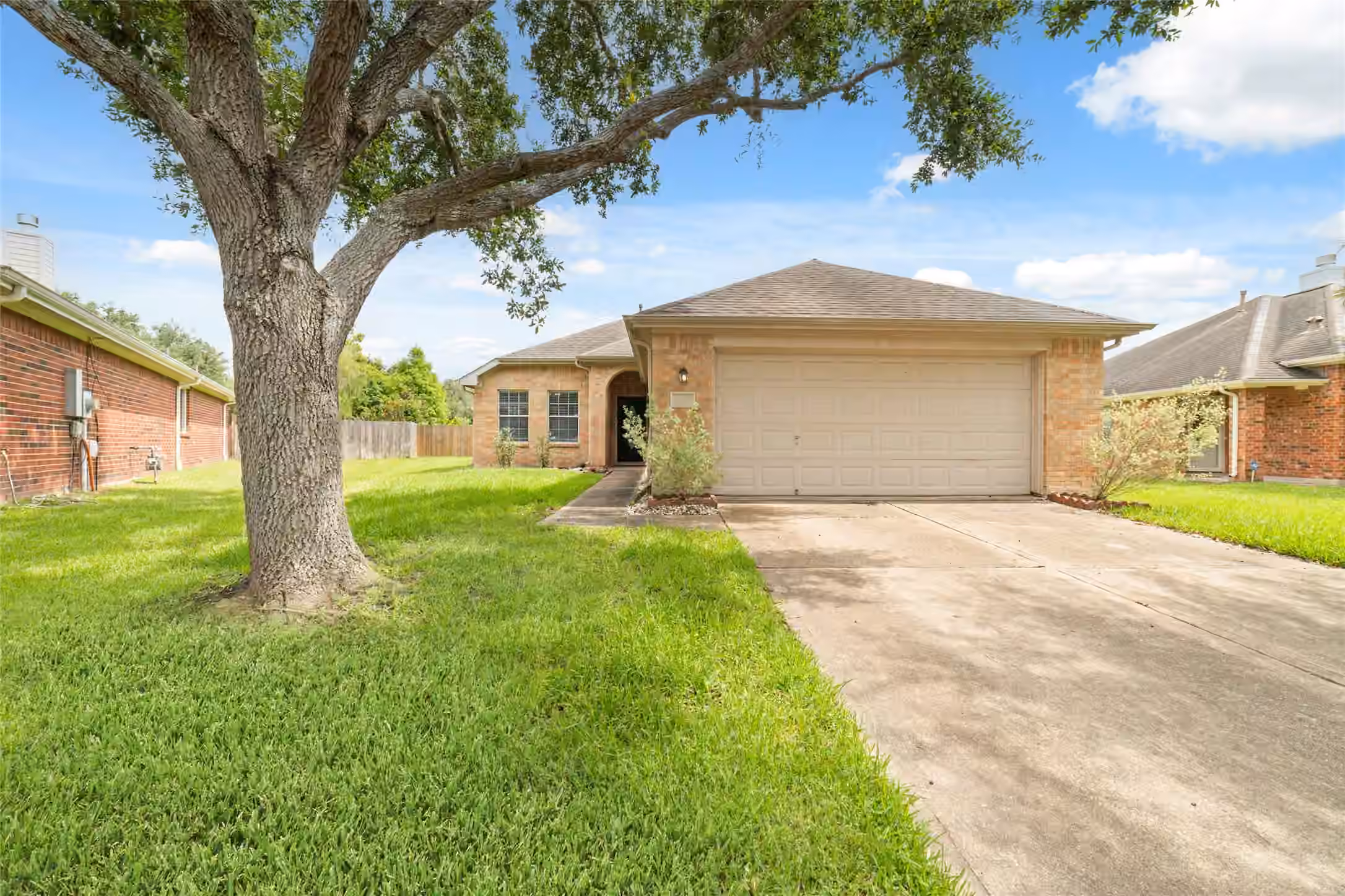 Photo 2 of 13605 Trail Meadow Lane, Rosharon, TX