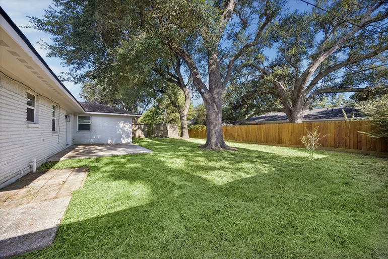 Photo 3 of 4725 Spellman Road, Houston, TX