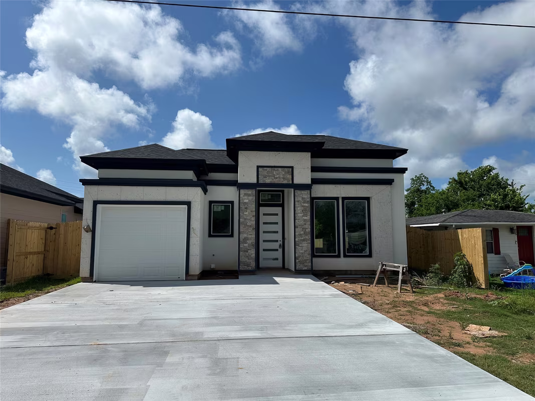 Photo of 805 Lewis Street, Clute, TX