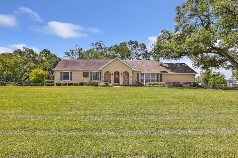 Photo 7 of 111 S 8th Street, Highlands, TX