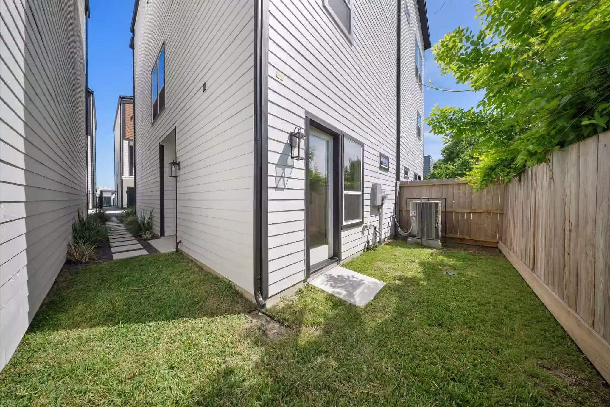 Photo 4 of 4013 Griggs Road E, Houston, TX