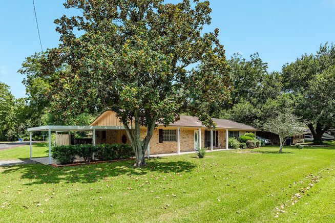 Photo 2 of 101 Irwin Rd Road, West Columbia, TX