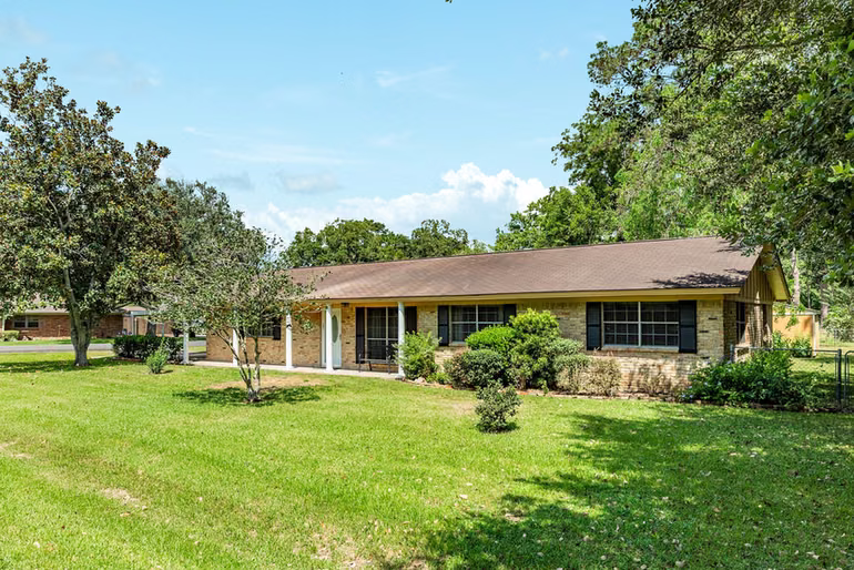 Photo 3 of 101 Irwin Rd Road, West Columbia, TX