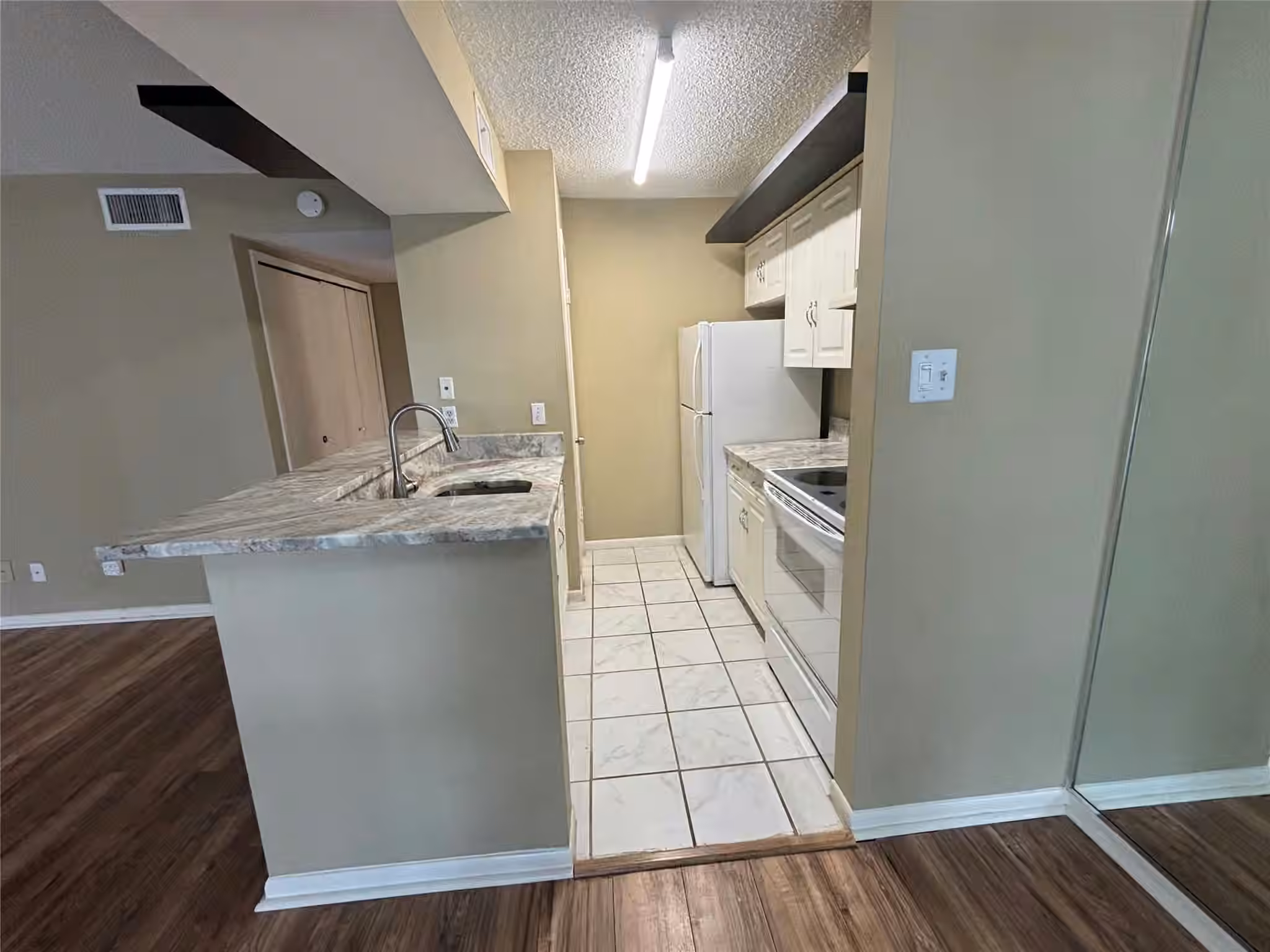 Photo 7 of 17331 Red Oak Drive 26, Houston, TX