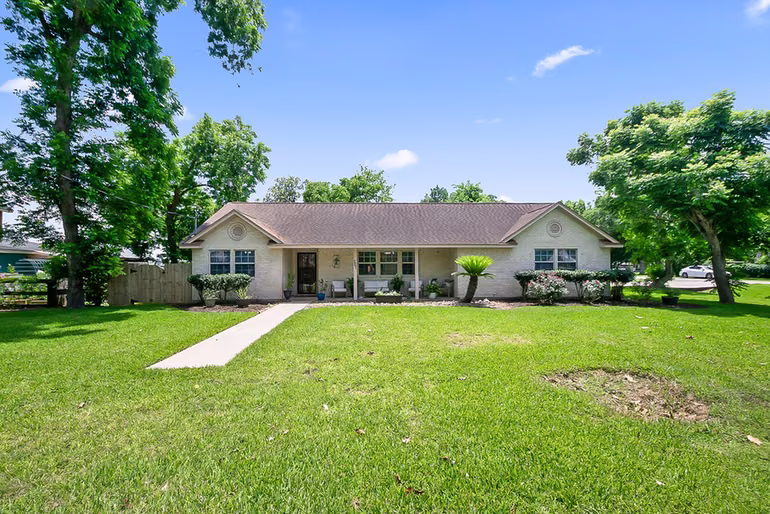 Photo 2 of 207 W Centre Street, Brazoria, TX
