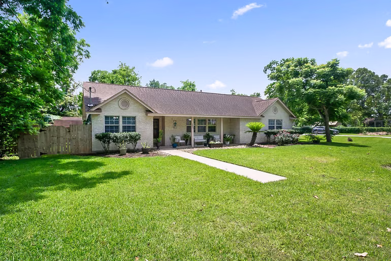 Photo 3 of 207 W Centre Street, Brazoria, TX