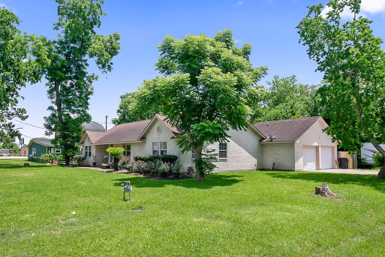 Photo 4 of 207 W Centre Street, Brazoria, TX