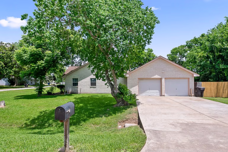 Photo 5 of 207 W Centre Street, Brazoria, TX