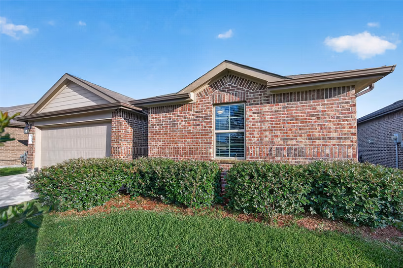 Photo 3 of 930 Bright Lotus Lane, Rosharon, TX