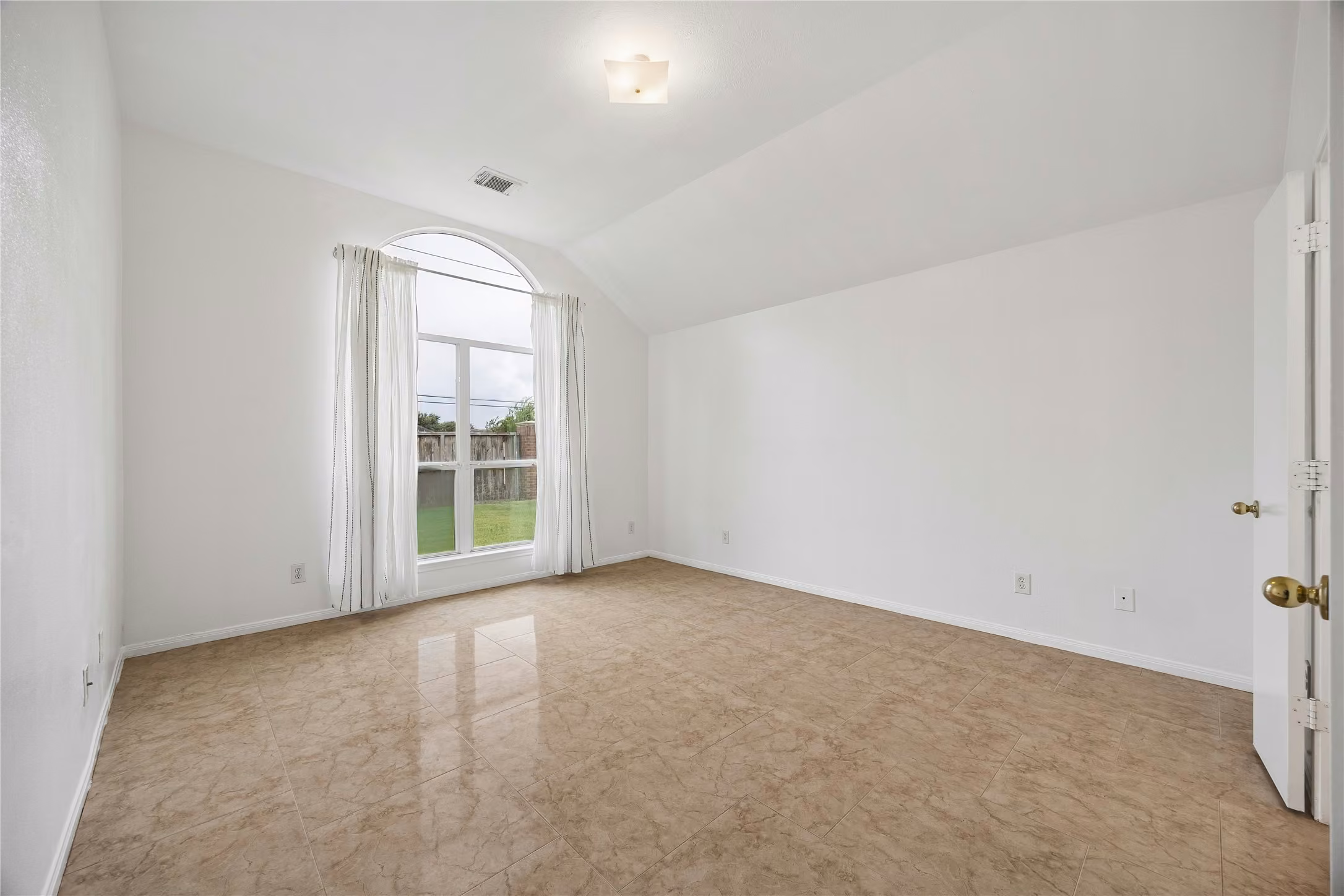 Photo 7 of 8327 Sonesta Point Lane, Houston, TX