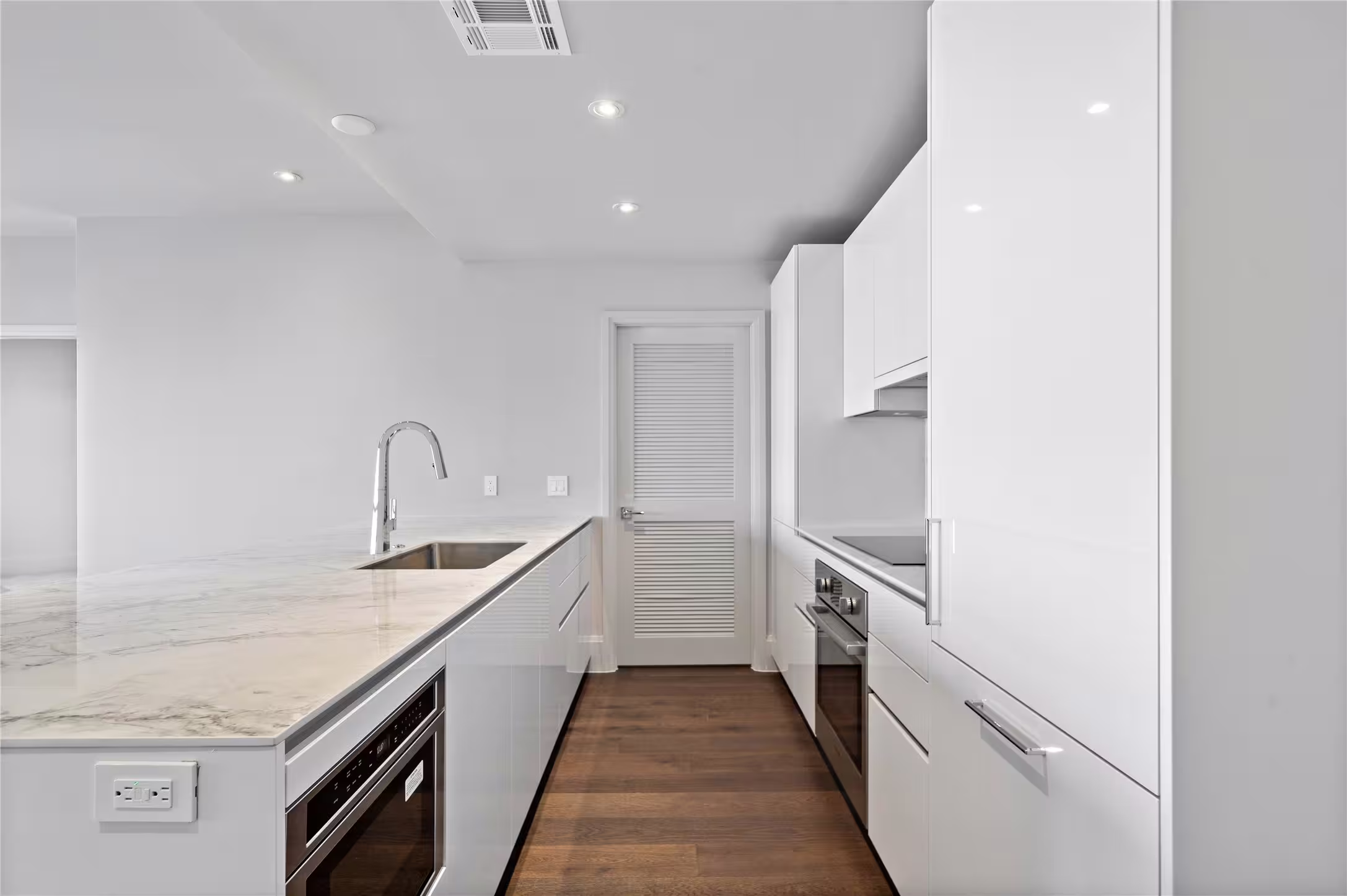 Photo 5 of 1701 Hermann Drive 30D, Houston, TX
