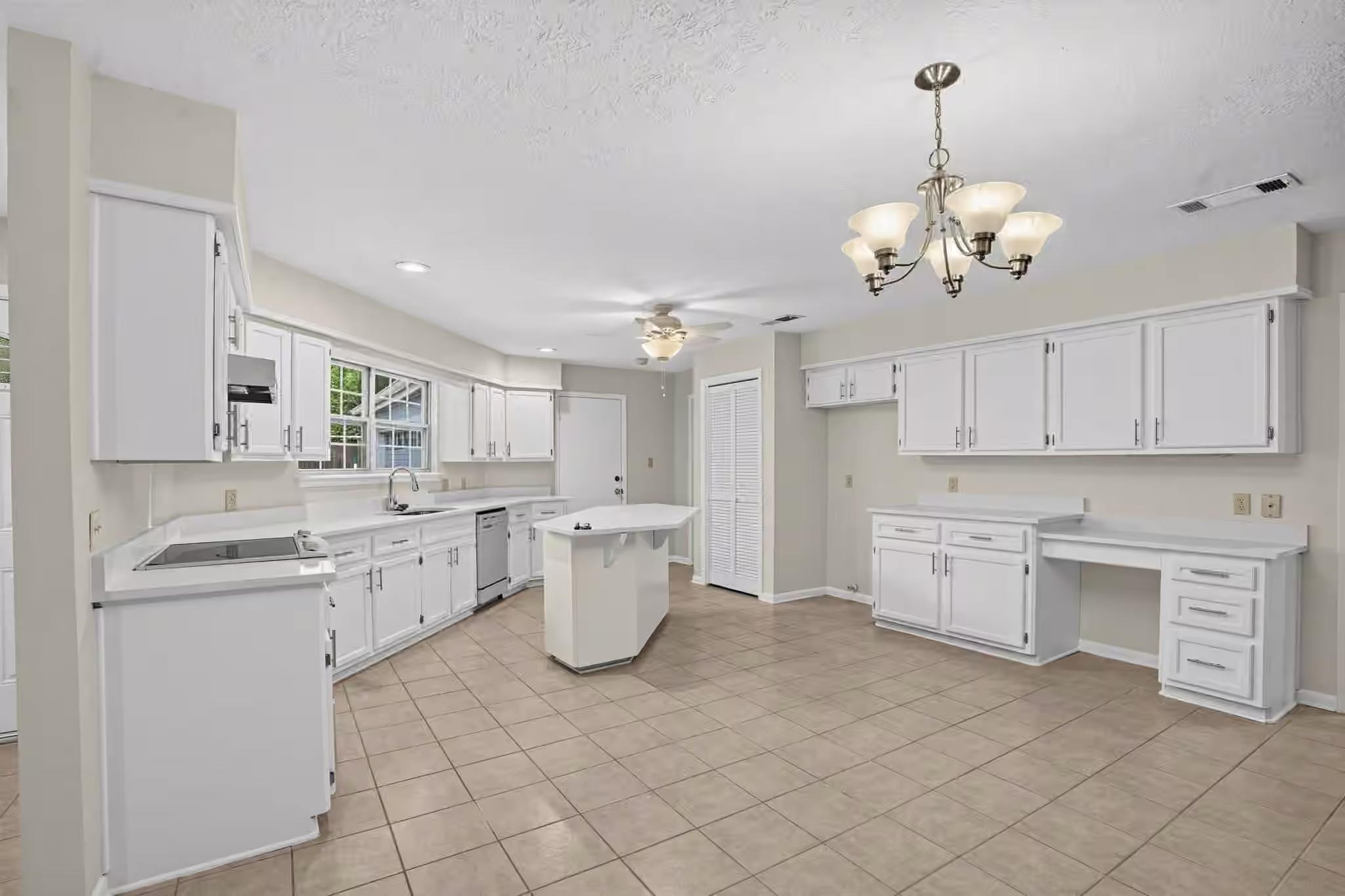 Photo 5 of 201 Prince Of Wales Street, Conroe, TX