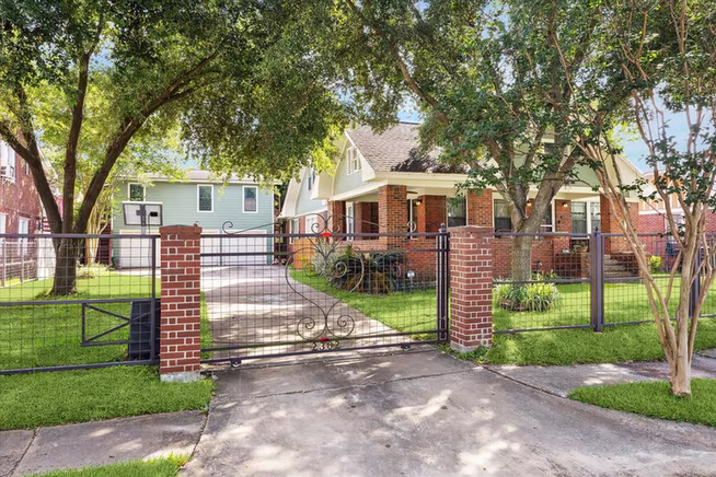 Photo 2 of 2302 Wentworth Street, Houston, TX