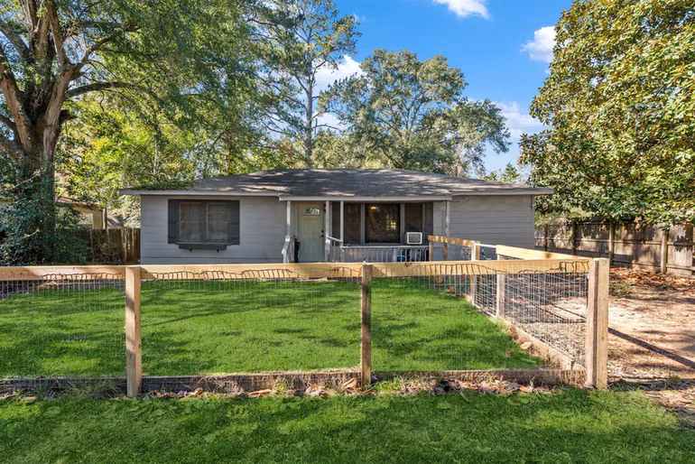 Photo of 412 Dunnam Avenue, Cleveland, TX 77327