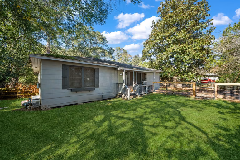 Photo 3 of 412 Dunnam Avenue, Cleveland, TX