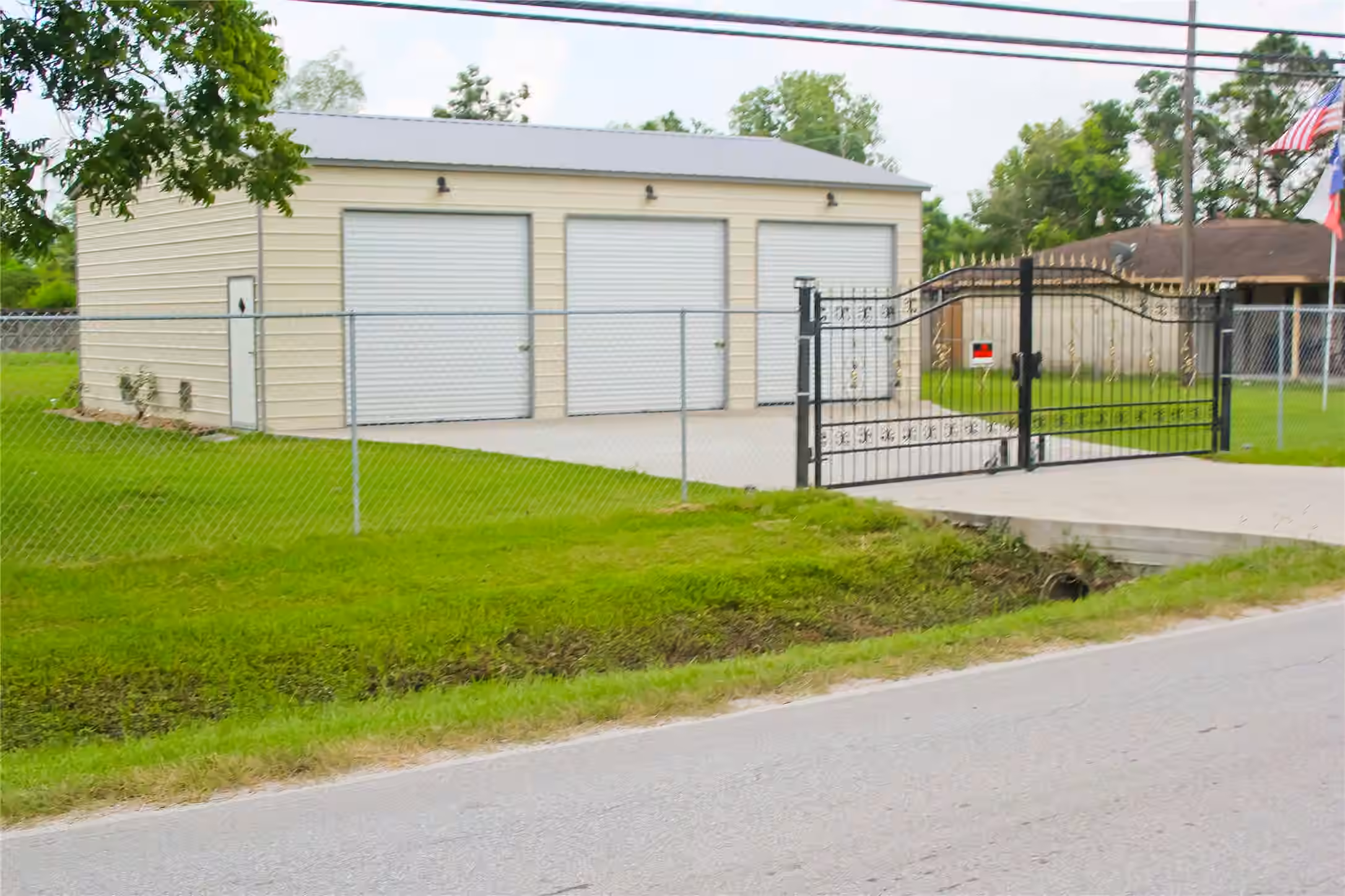 Photo 4 of 14310 Henry Road, Houston, TX