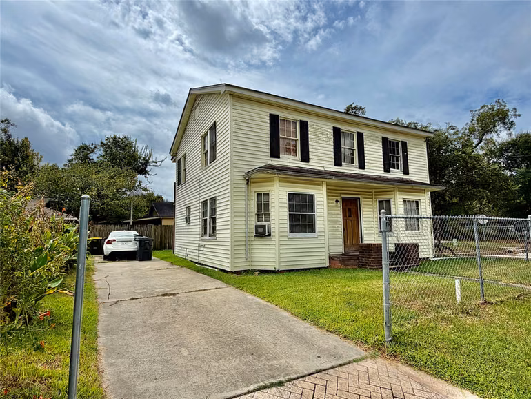 Photo 3 of 501 Avenue I Avenue, Conroe, TX