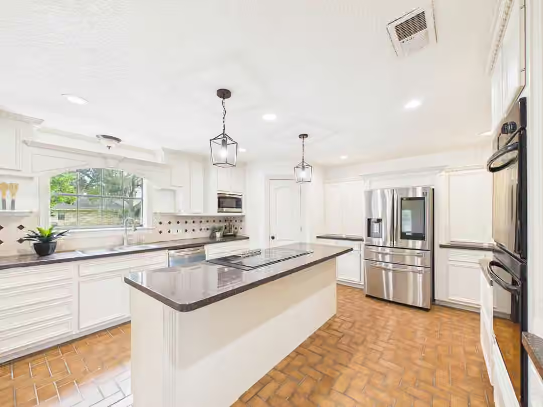 Photo 5 of 111 Cherrywood Dr, Lake Jackson, TX