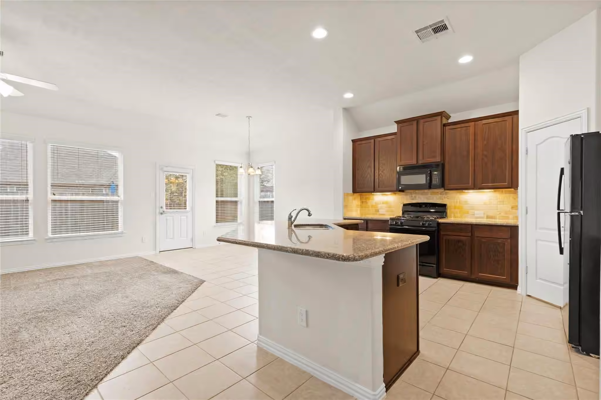 Photo 5 of 611 Orchid Hill Drive E, Conroe, TX