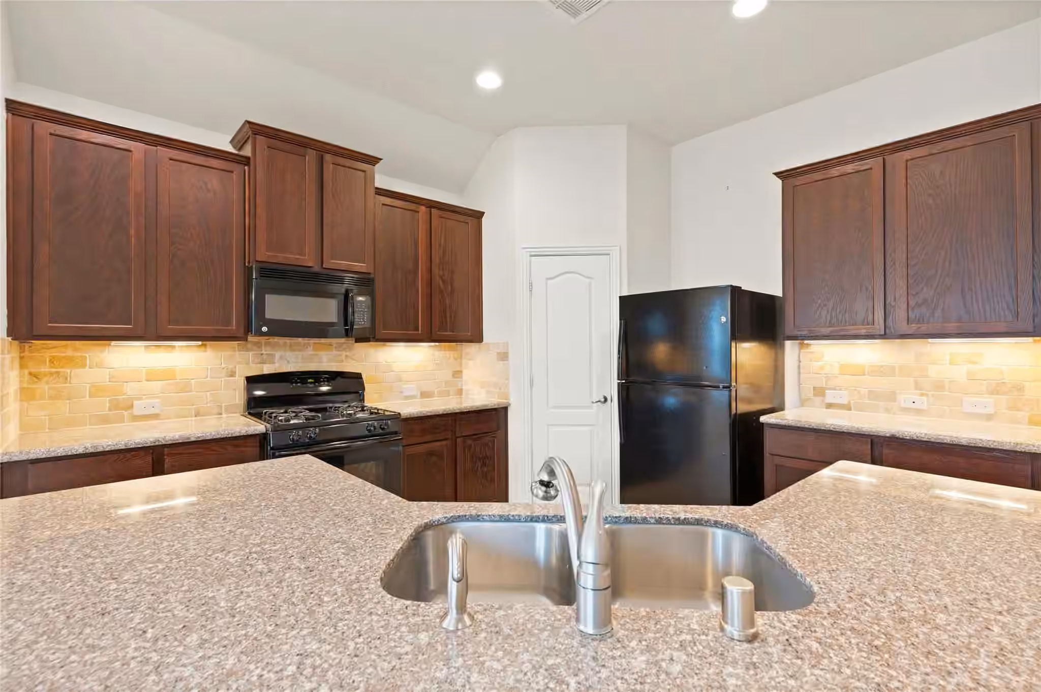 Photo 6 of 611 Orchid Hill Drive E, Conroe, TX