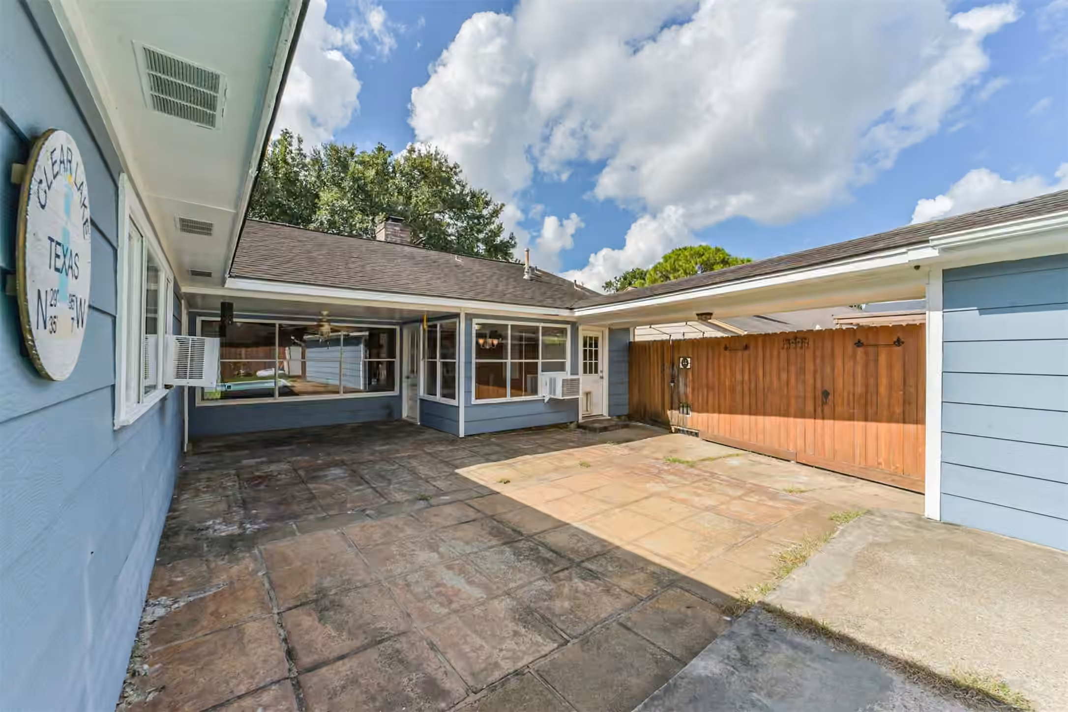 Photo 4 of 16511 Clearcrest Drive, Houston, TX