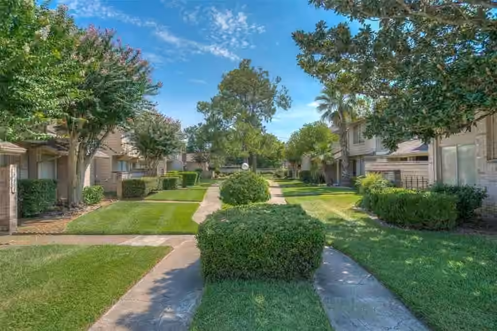 Photo 2 of 10603 S Wilcrest Drive 27, Houston, TX