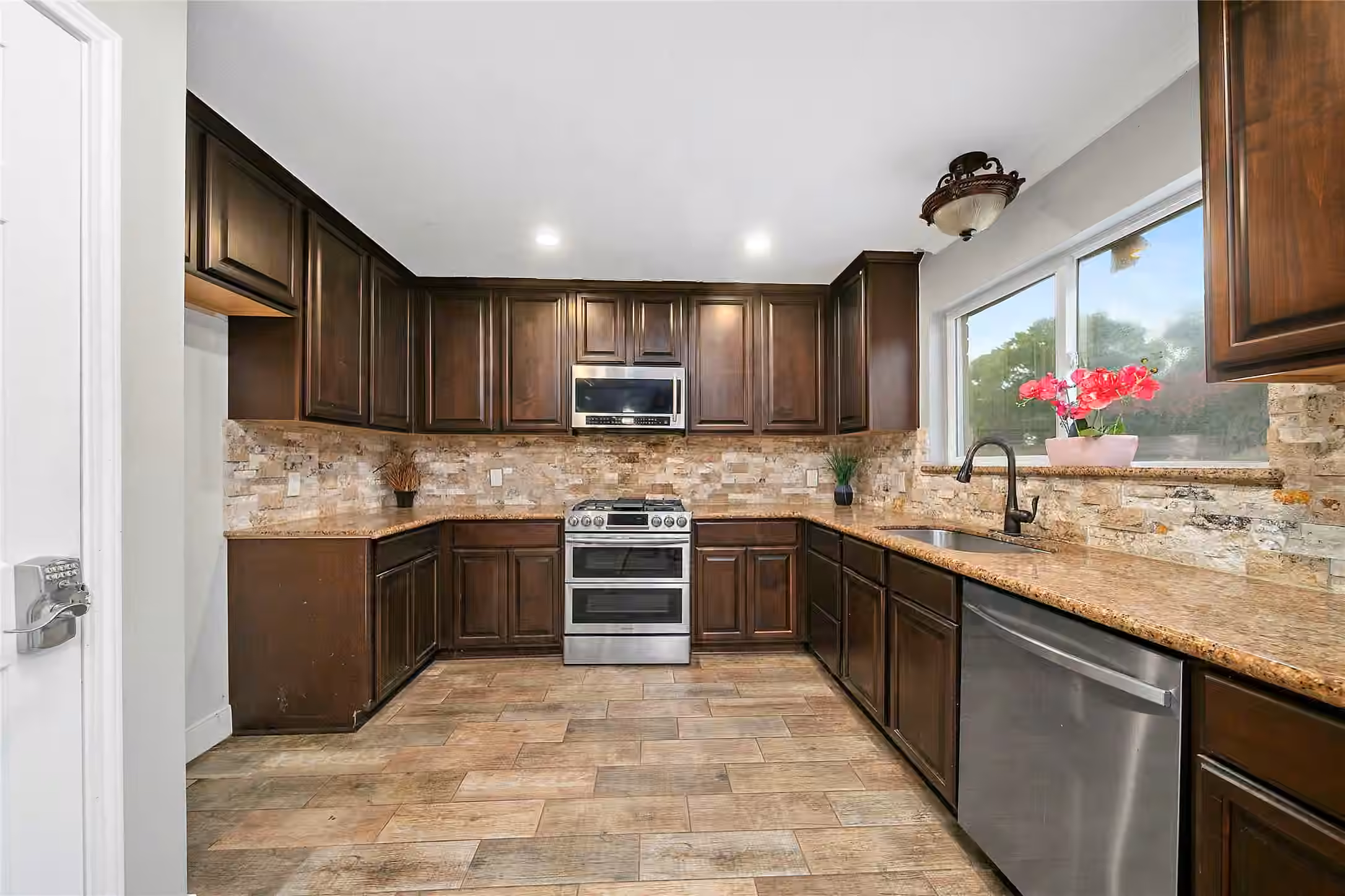 Photo 6 of 1801 Palo Duro Street, Friendswood, TX