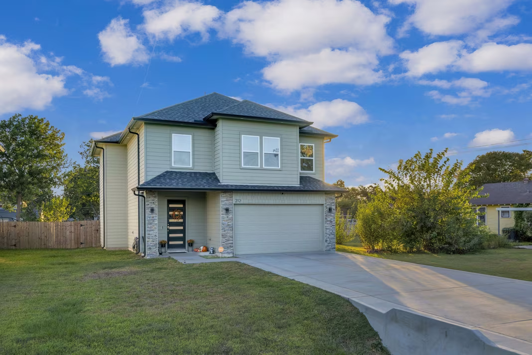 Photo of 212 S Lobit Street, La Porte, TX 77571