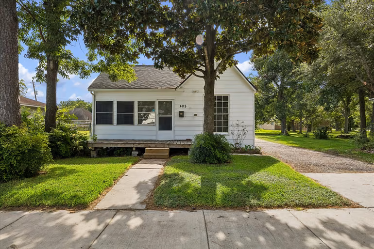 Photo of 408 S 4th Street, La Porte, TX
