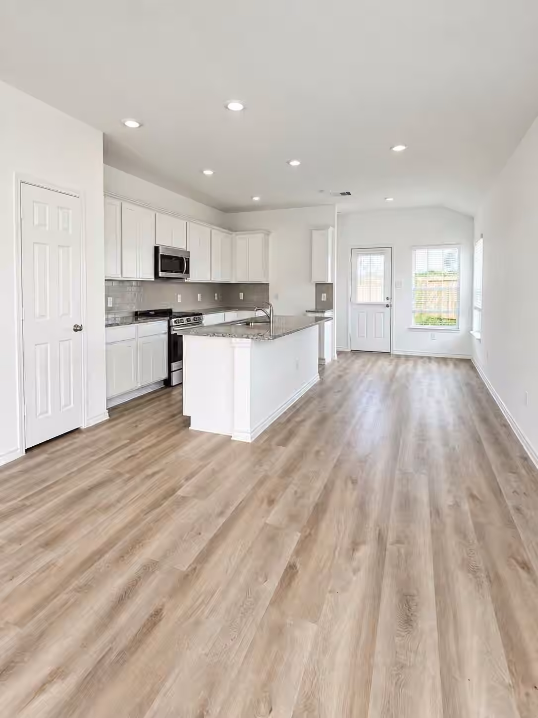 Photo 4 of 513 Oak Chase Avenue, Dayton, TX