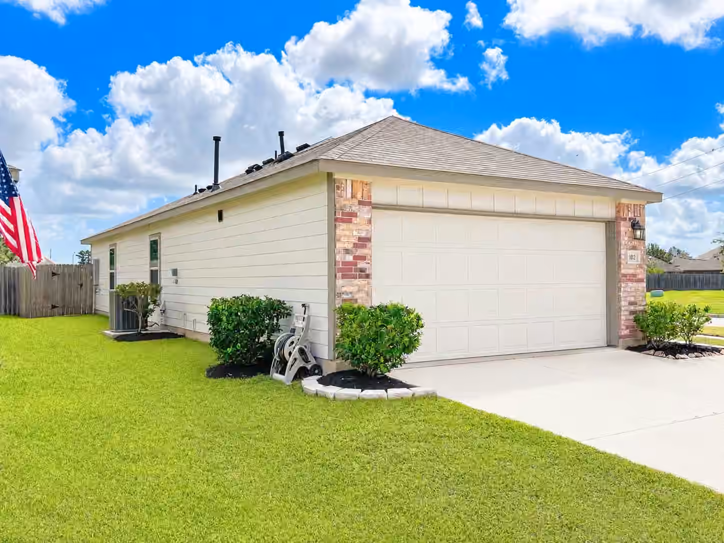 Photo 2 of 102 Bellewood Manor Drive, Magnolia, TX