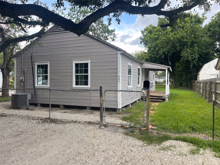 Photo of 407 N Magnolia Street, Highlands, TX