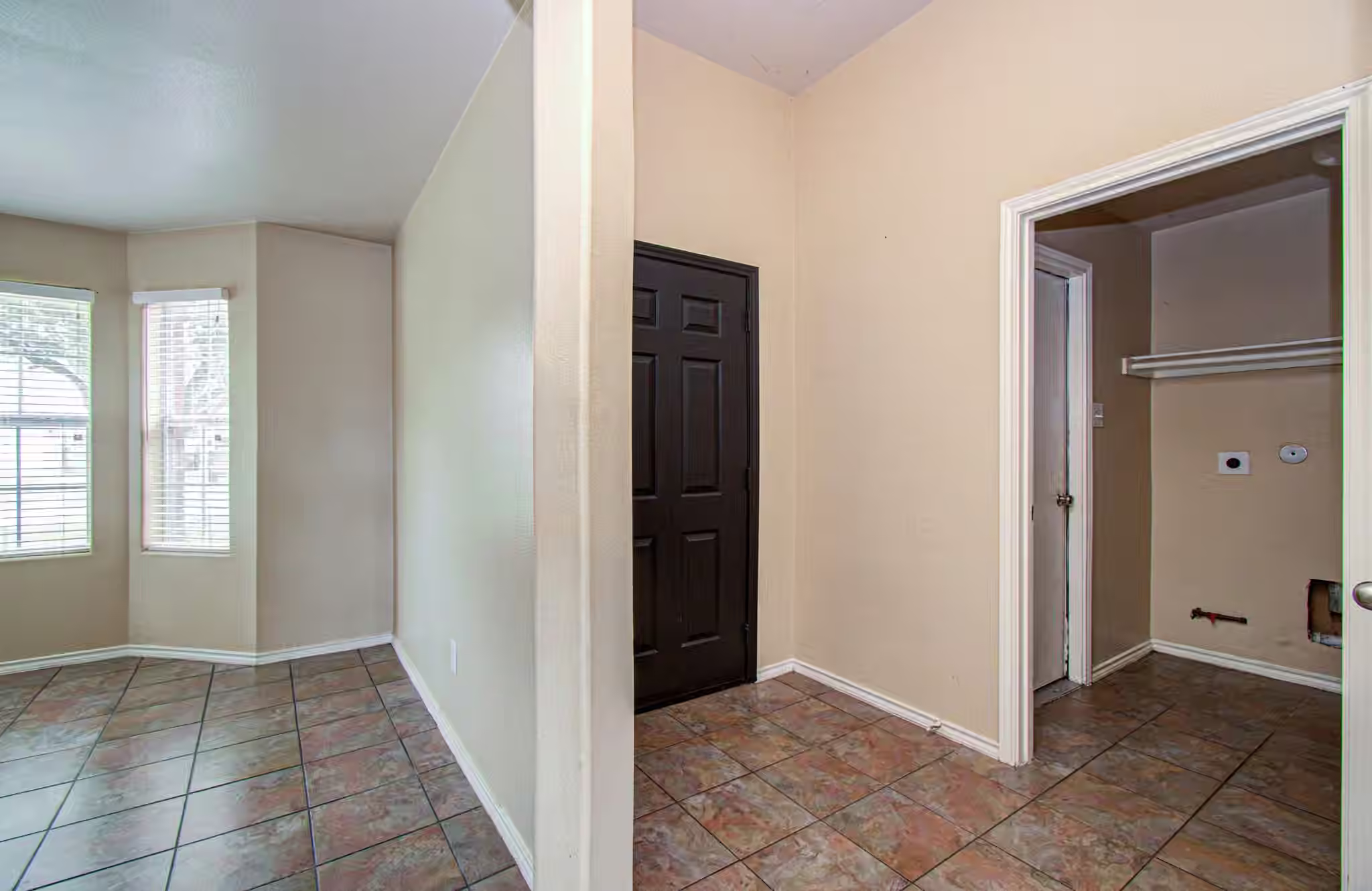 Photo 4 of 3910 Ridge Canyon Road, Baytown, TX