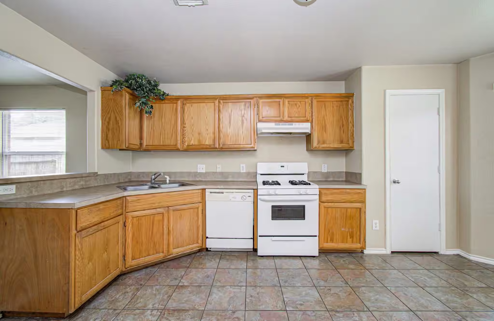 Photo 5 of 3910 Ridge Canyon Road, Baytown, TX