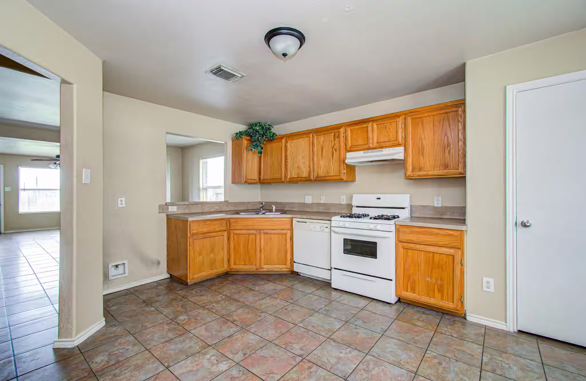 Photo 7 of 3910 Ridge Canyon Road, Baytown, TX