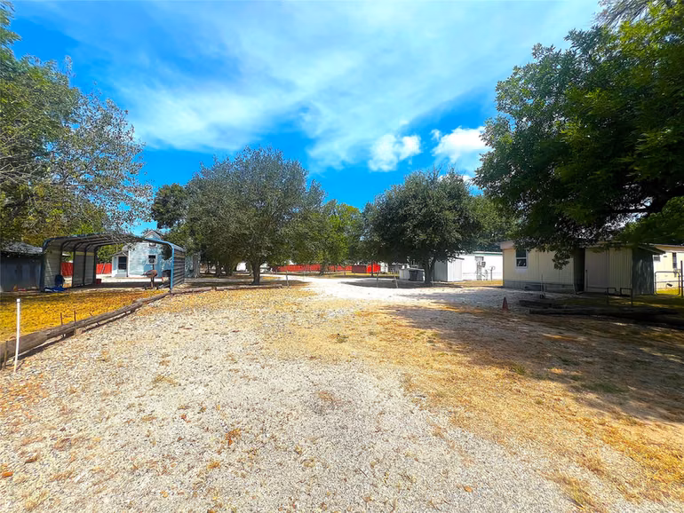 Photo 4 of 906 E Calhoun Street, El Campo, TX