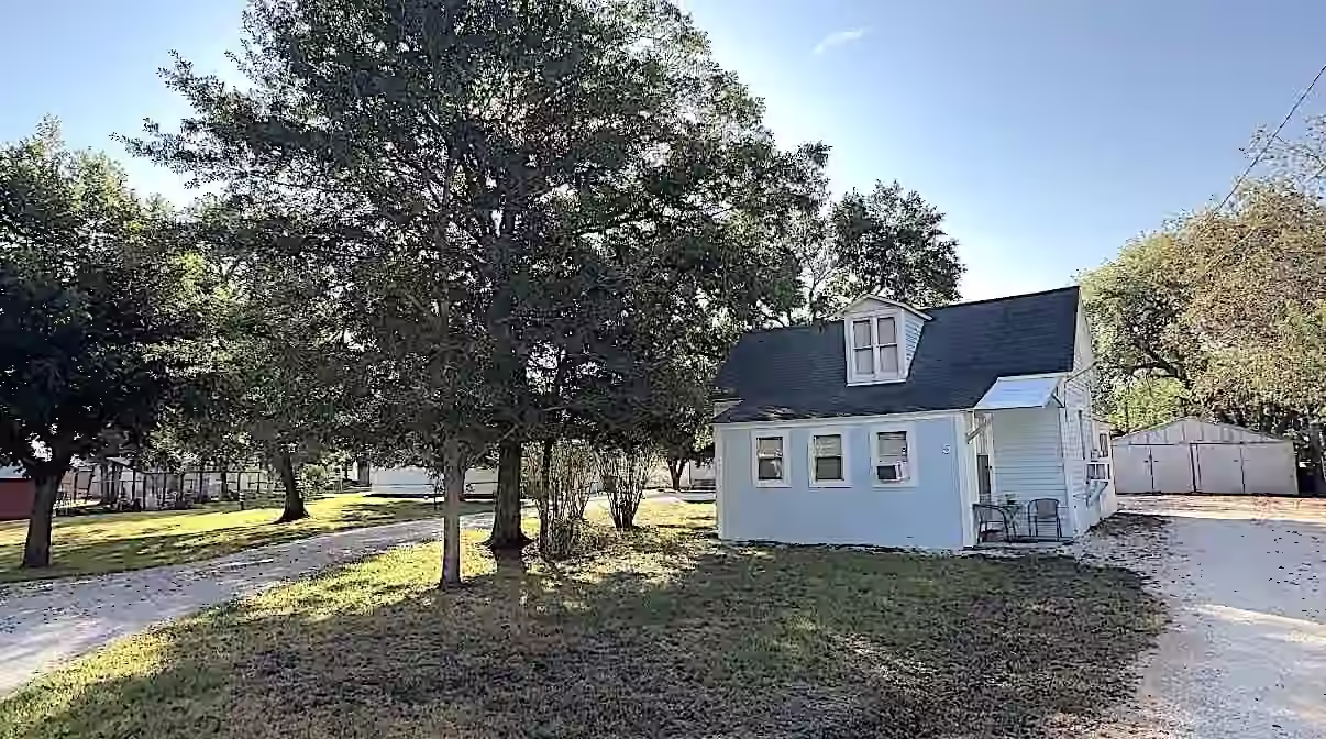 Photo 5 of 906 E Calhoun Street, El Campo, TX