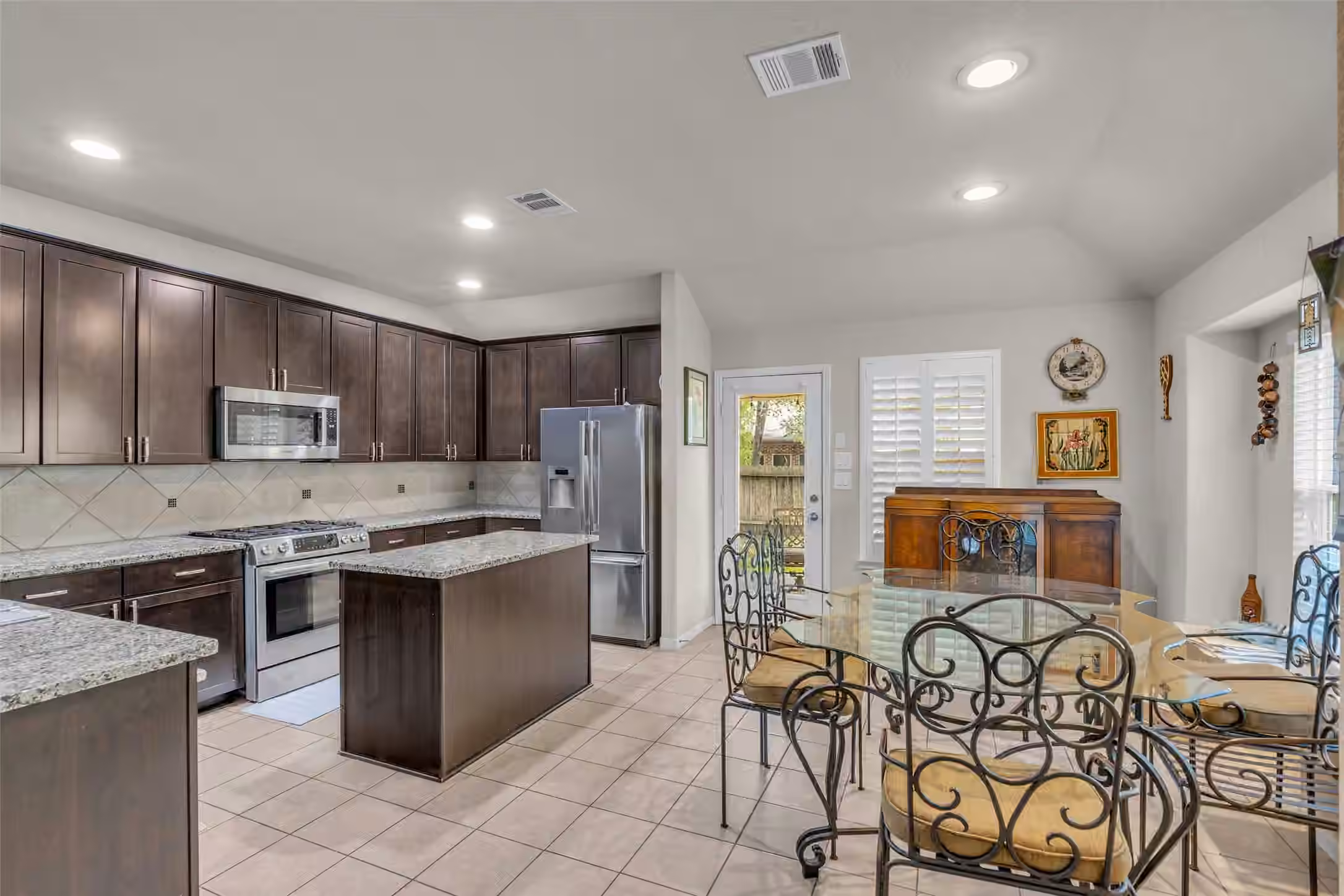 Photo 5 of 172 Knollbrook Circle, Montgomery, TX