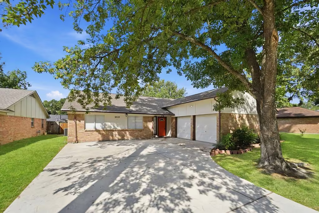Photo 2 of 25119 Lynbriar Lane, Spring, TX