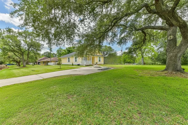 Photo of 207 Oakridge Drive, Hitchcock, TX 77563