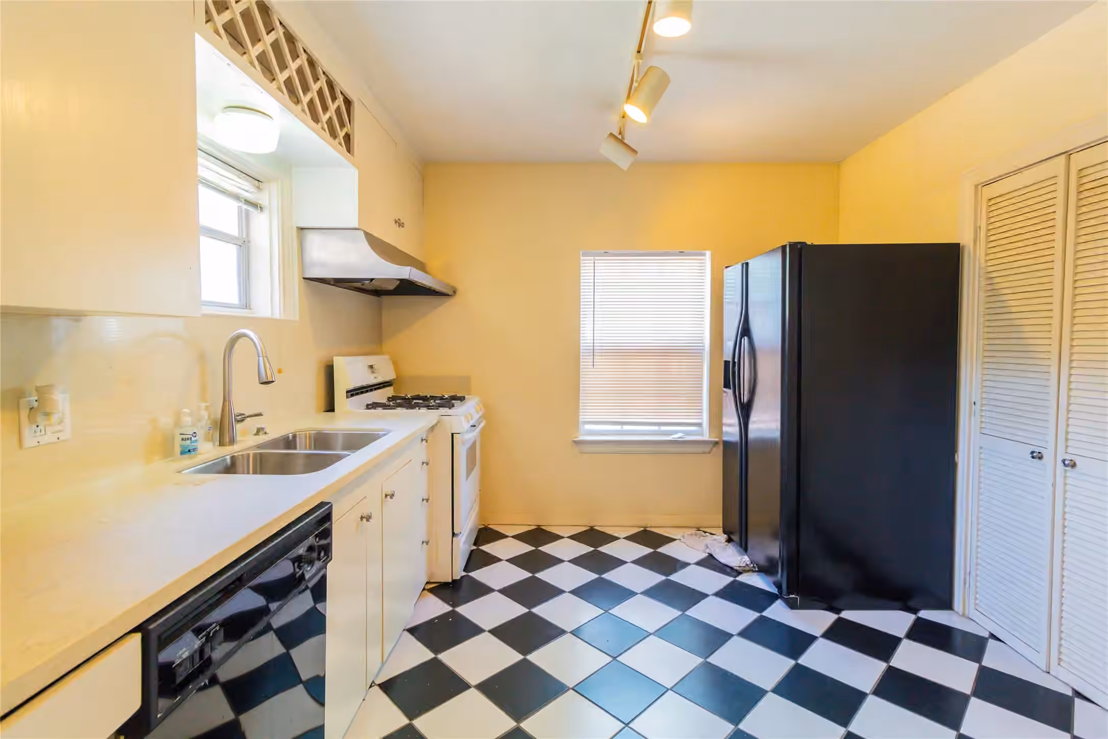 Photo 6 of 1961 Dryden Road, Houston, TX