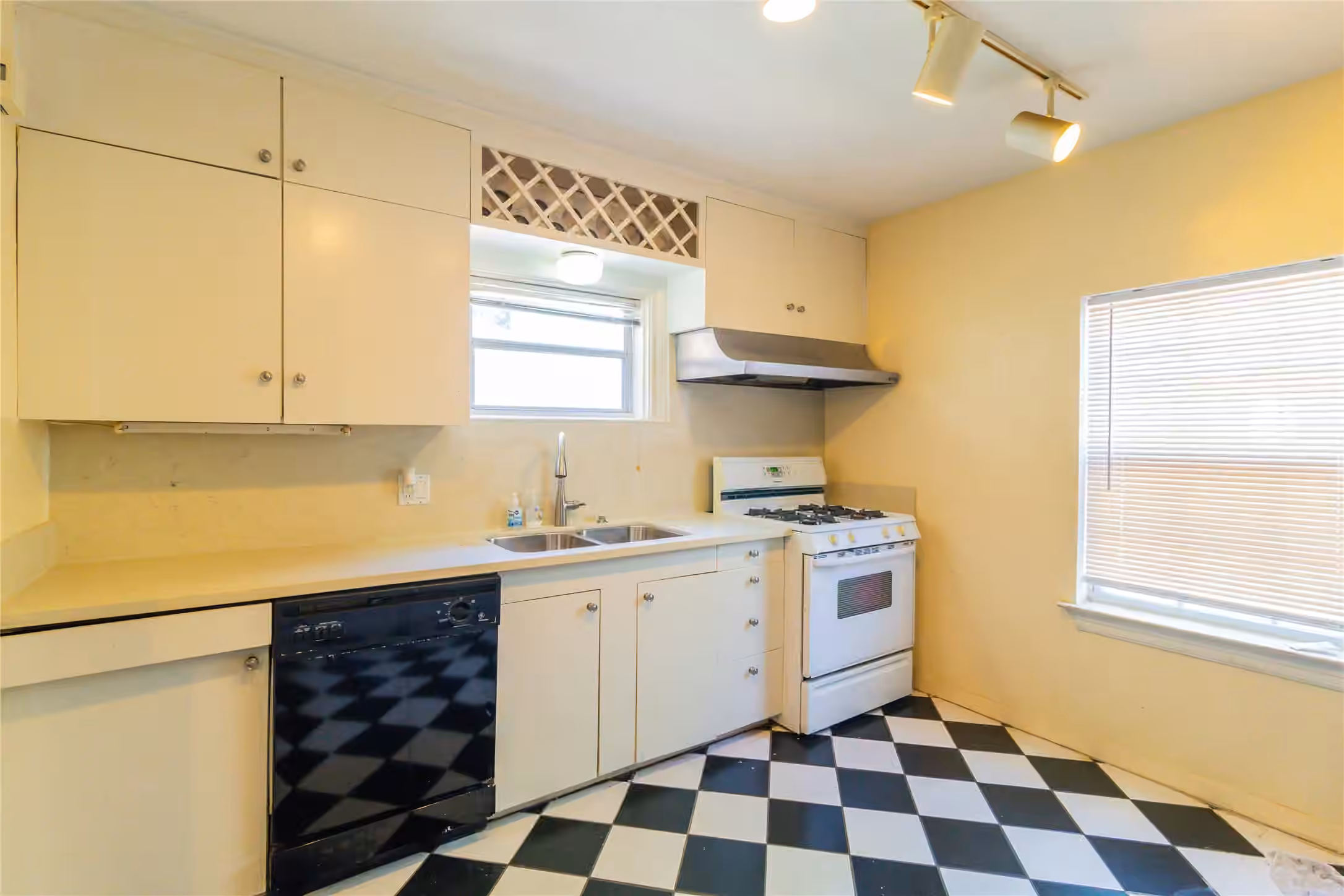 Photo 7 of 1961 Dryden Road, Houston, TX